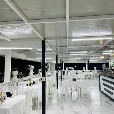 Ujvara Hotel 3*