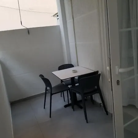 Ujvara 2 Hotel Golem (Tirana)